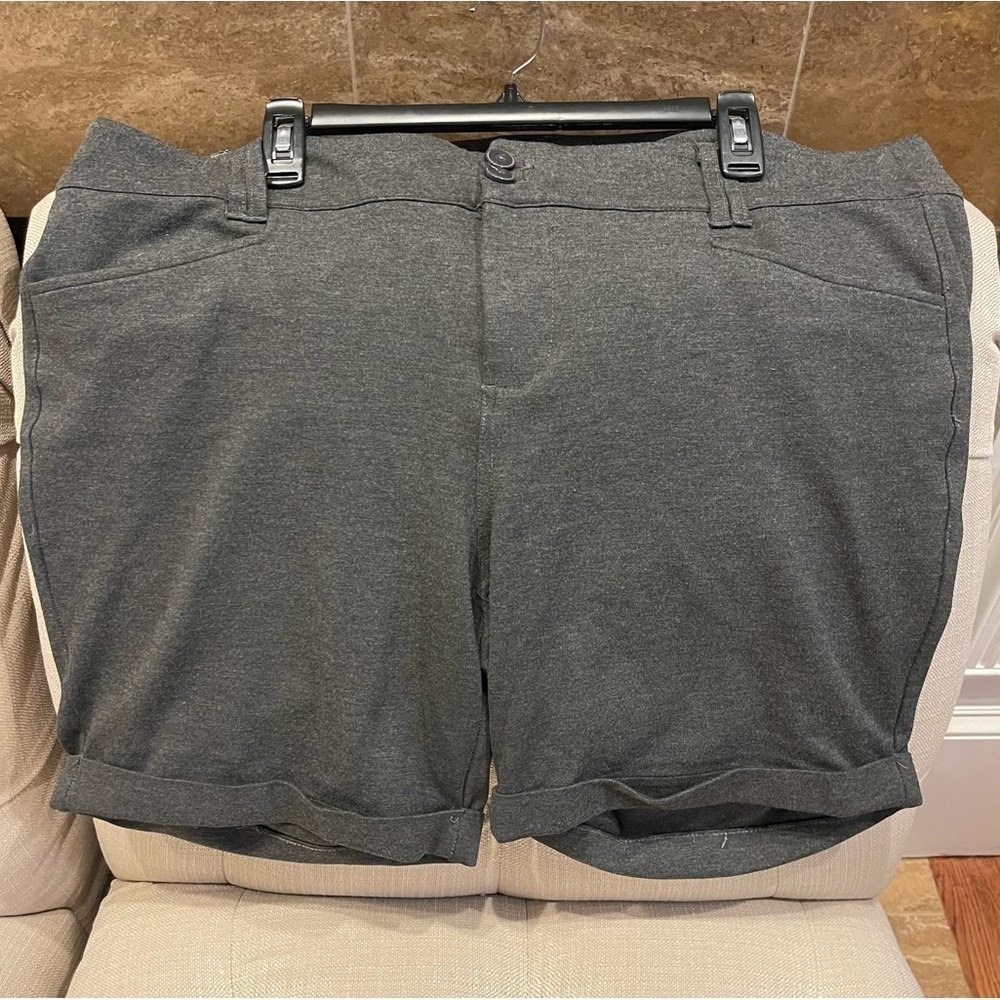 Torrid Tapered Flat Front Shorts Size 20 Gray Roll Cuff Stretch